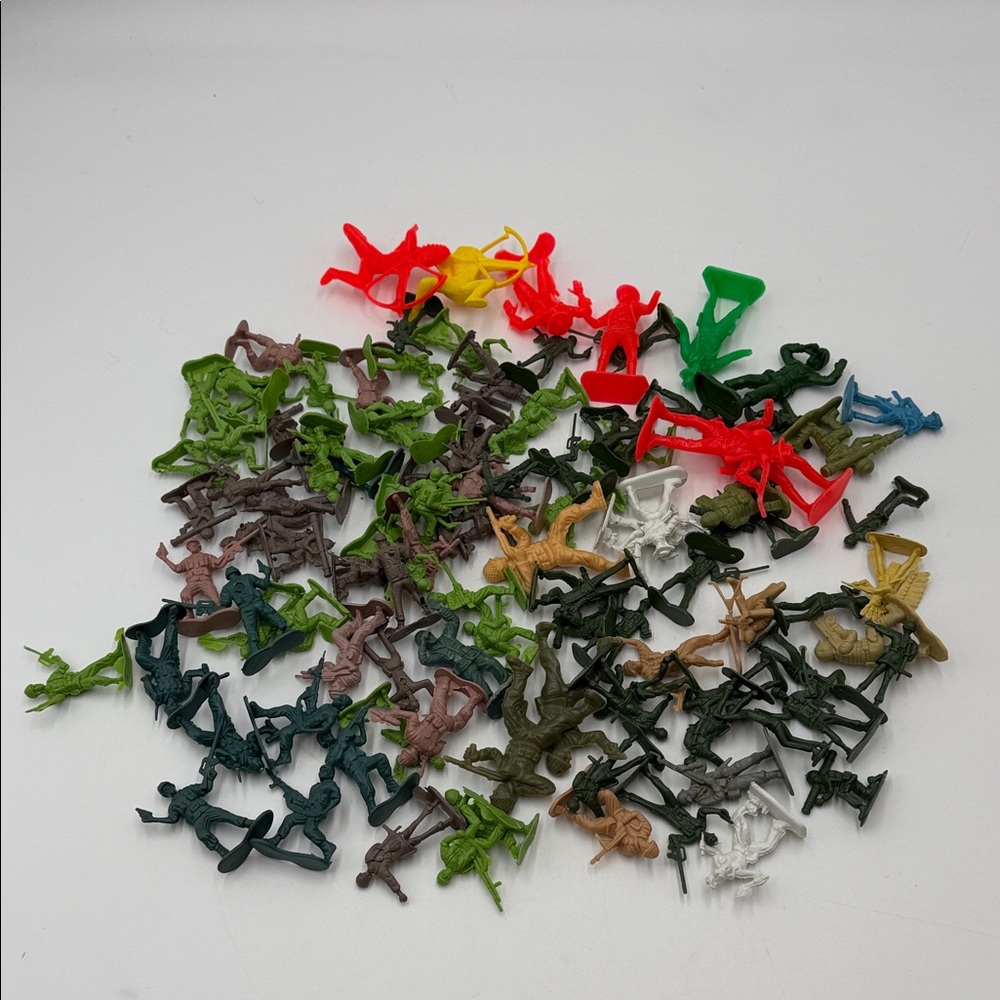 111 Pcs Assorted Colorful Vintage Toy Soldier